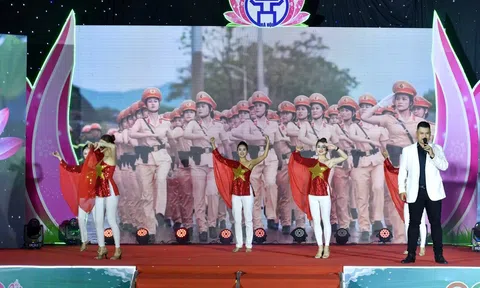 Ca sĩ Mai Nguyễn Anh thu hút khán giả tại Lễ hội Sen Hà Nội 2024 bằng ca khúc Giai Điệu Tự Hào