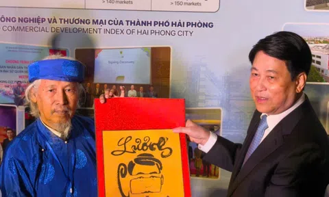 Nhà Thư pháp Lê Thiên Lý giới thiệu nghệ thuật thư pháp “Nhân diện thư” với Chủ tịch nước Lương Cường