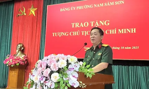 Đại tá Lê Thế Hoạt trao tặng bức chân dung Bác Hồ cho quê hương Nam Sầm Sơn