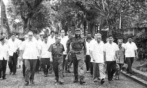 Chuyến đi qua vĩ tuyến 17: Bản lĩnh của vị tổng tư lệnh Fidel Castro giữa vùng chiến sự (Bài 9)