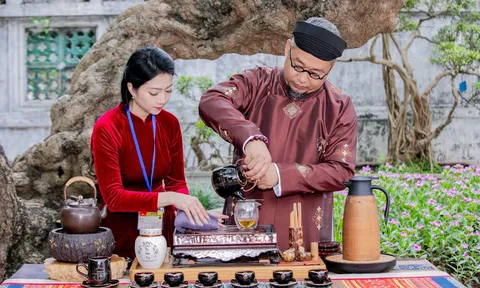 Khi những bước chân chạm vào di sản: Dư âm chén trà Việt bên hồ Tây mùa thu