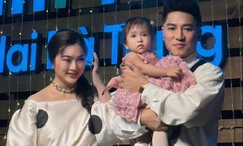 Diễn viên Thanh Trúc công khai chồng là ca sĩ Châu Khải Phong trong tiệc thôi nôi con gái