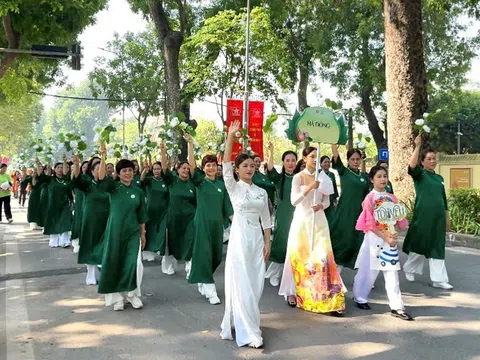 Lễ hội Áo dài Du lịch Hà Nội 2024: Cầu nối du khách quốc tế và di sản Thủ đô