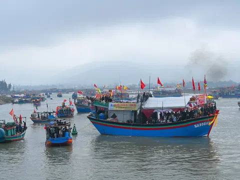 Nghệ An: Độc đáo kiệu bay lễ hội Đền Cờn