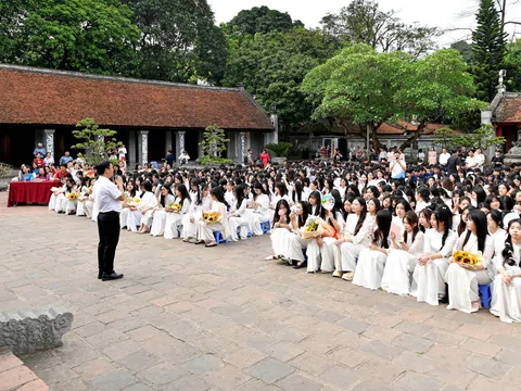 Trường THPT Lê Văn Thiêm (Hà Nội) tổ chức lễ dâng hương tại Văn Miếu - Quốc Tử Giám