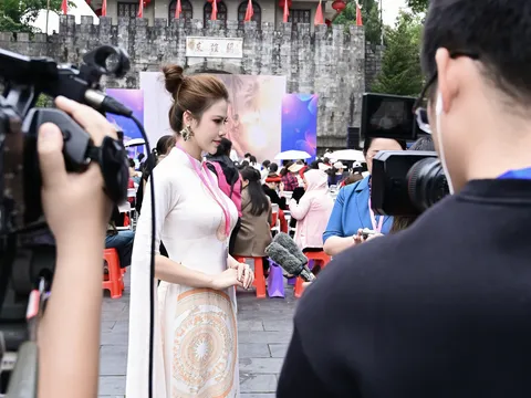 Hoa hậu Trần Son Trà trình diễn mở màn áo dài Việt Nam tại chương trình giao lưu cấp Nhà nước Trung – Việt