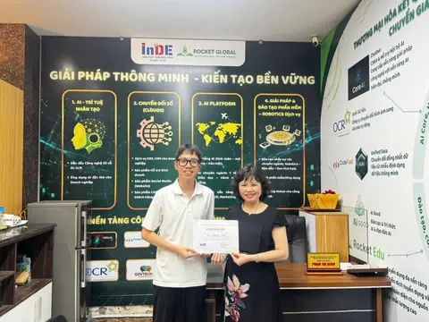 Từ say mê chụp ảnh máy bay đến bộ sưu tập sticker “Dệt bầu trời”