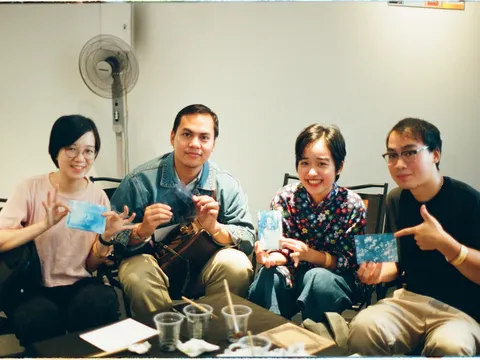 Trải nghiệm tráng in Cyanotype: Dấu ấn khác biệt của triển lãm nhiếp ảnh "Film Gặp Thời"