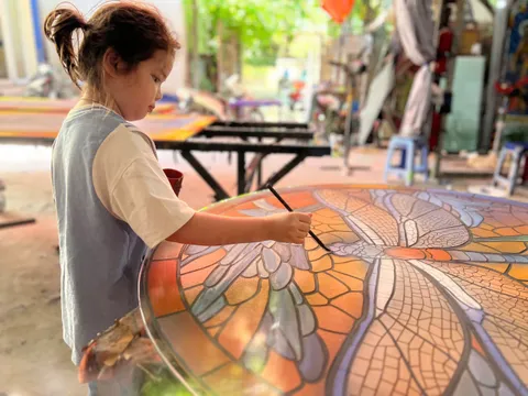 Kính Vinhcoba trong kiến trúc tôn giáo – khi ánh sáng trở thành đức tin