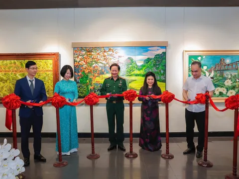 Hành trình Sống và Yêu - Những Bức Tranh toả nắng của Nhà giáo Hoạ sĩ Nguyễn Thị Thuý Hường