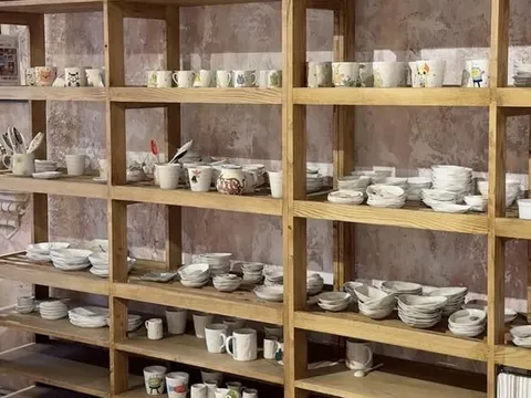“SỐNG CHẬM” GIỮA ÁP LỰC HIỆN ĐẠI: NGƯỜI TRẺ TÌM CÁCH “ CHỮA LÀNH” QUA WORKSHOP NGHỆ THUẬT