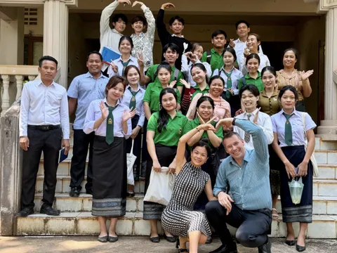Dấu ấn Tân Lê và Dieter Bruhn: ‘Làn gió mới’ trong công tác giảng dạy tiếng Anh tại Lào