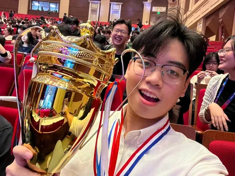 Dương Hải Phong và đồng đội xuất sắc vượt qua hơn 700 ứng viên, giành vị trí Top 1 tại VinUni Hackathon 2025