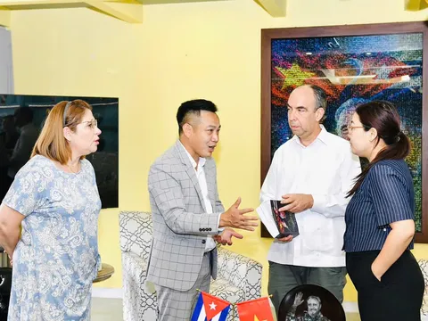 Artwork on Fidel Castro Ruz presented to Cuban Embassy in Vietnam
