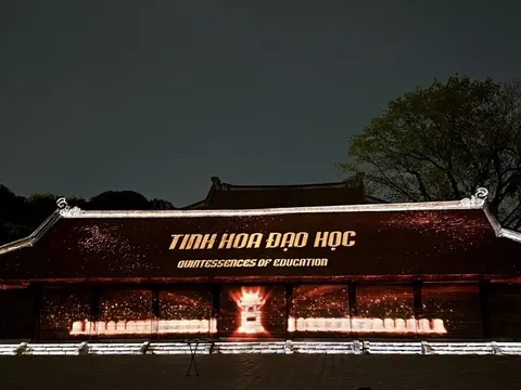 Khi tinh hoa đạo học ngàn năm lan tỏa tới du khách quốc tế trong tour đêm tại Văn Miếu – Quốc Tử Giám