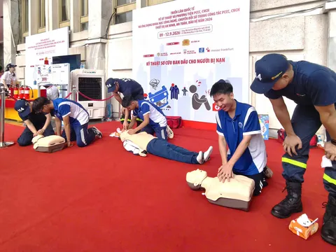 Học sinh Trường THPT Lê Văn Thiêm trải nghiệm kỹ năng phòng cháy, chữa cháy và cứu nạn, cứu hộ