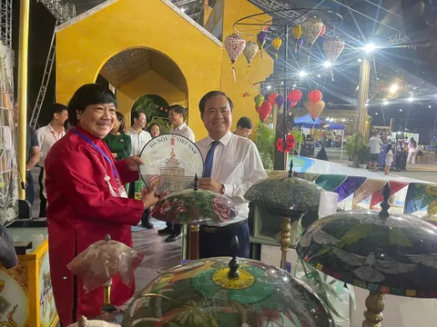 Một đêm đáng nhớ của Vinhcoba: Từ bục vinh danh đến điệu múa lân mừng giải thưởng