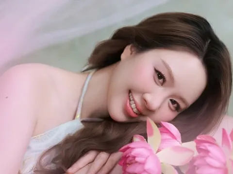 Doanh nhân Nguyễn Hồng Điệp Hồng Anh duyên dáng bên hoa sen, tôn vinh nét đẹp phụ nữ Việt