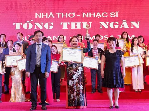 Nhà thơ Tống Thu Ngân (Mimosa Tím) rạng rỡ trên bục vinh danh