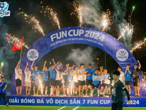 Nhà vô địch Fun Cup 2024 nâng cúp chúc mừng hành trình “Bứt phá giới hạn – chạm giấc mơ”