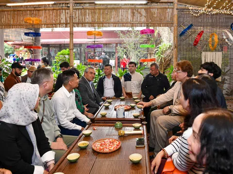 PHOTO: Sự kiện vinh danh làng nghề Gốm sứ Bát Tràng và Dệt lụa Vạn Phúc tại Hoàng Thành Thăng Long 2025