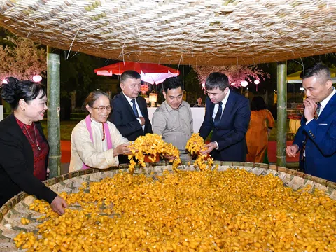 PHOTO: Sự kiện vinh danh làng nghề Gốm sứ Bát Tràng và Dệt lụa Vạn Phúc tại Hoàng Thành Thăng Long 2025