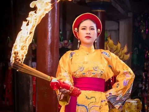 Cô Đồng Trang: Hóa Giải Khúc Mắc Tâm Linh Với Lòng Thành Và Nhân Văn