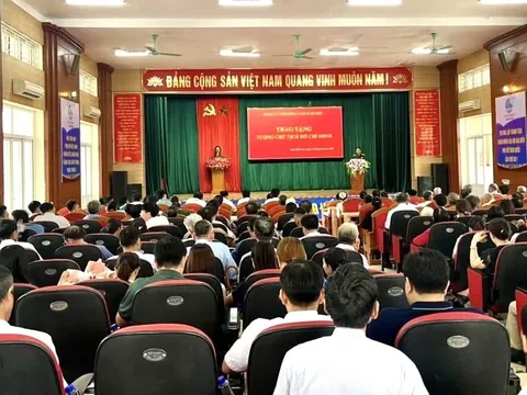 Thanh Hoá: Phường Nam Sầm Sơn tiếp nhận bức chân dung Chủ tịch Hồ Chí Minh từ những người con xa quê
