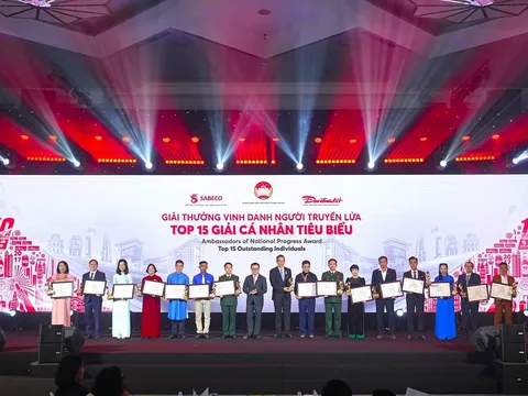 Ủy ban Trung ương Mặt trận Tổ quốc Việt Nam cùng Sabeco và Báo Đại Đoàn Kết công bố top 15 gương mặt "Truyền lửa", chính thức khép lại chiến dịch "150 năm di sản vươn cao"