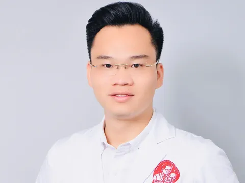 Gặp gỡ – Bác sĩ Hồ Thắng: “Tôi luôn coi bệnh nhân như những người bạn, người thân của mình – đó là nguyên tắc lớn nhất trong nghề”