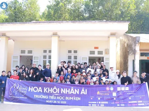 Nữ sinh Ngoại Thương cùng hành trình "Nhân Ái" mang yêu thương đến trường Tiểu học Bum Kẹn, Tuyên Quang