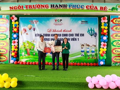 Amway Việt Nam trao tặng sân chơi 500 triệu đồng cho trẻ em Cần Thơ