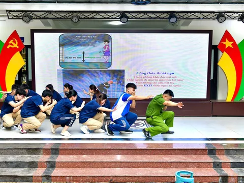 Trường THPT Lê Văn Thiêm tập huấn kỹ năng PCCC và phòng chống đuối nước cho gần 1.000 học sinh