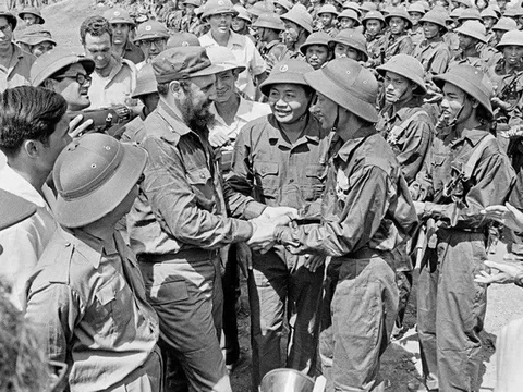Vượt qua vĩ tuyến 17: Bản lĩnh của vị tổng tư lệnh Fidel Castro giữa vùng chiến sự