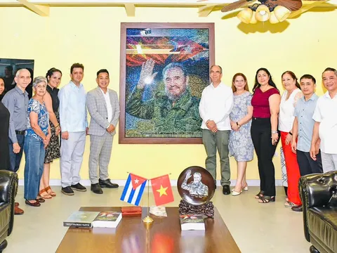 Đại sứ quán Cuba tại Việt Nam tiếp nhận tác phẩm "Fidel Castro Ruz - Cuba trong trái tim người Việt"