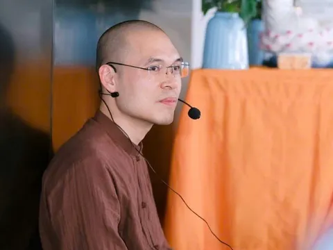 Sống tỉnh thức giữa đời thường: Bài học về sự buông bỏ, quay về bên trong và chuyển hóa khổ đau