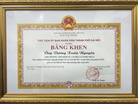 Viện trưởng Viện Kinh tế - Văn hóa và Nghệ thuật Vương Xuân Nguyên được UBND Thành phố Hà Nội tặng Bằng khen