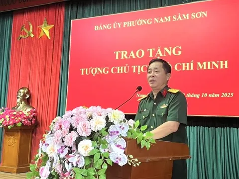 Đại tá Lê Thế Hoạt trao tặng bức chân dung Bác Hồ cho quê hương Nam Sầm Sơn