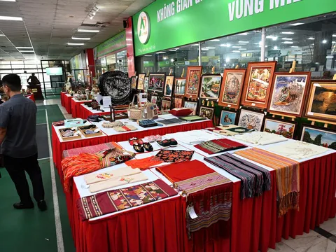 Sức sống mới từ tinh hoa thủ công mỹ nghệ Việt Nam: Tôn vinh di sản, khơi nguồn sáng tạo và phát triển bền vững