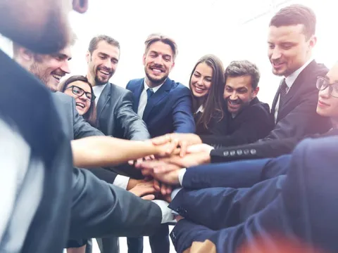 Nghệ thuật “làm giàu” thời hiện đại: Khi tri thức nhường chỗ cho kỹ thuật chốt sale và sự tỉnh thức của nhà đầu tư
