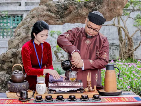 Khi những bước chân chạm vào di sản: Dư âm chén trà Việt bên hồ Tây mùa thu