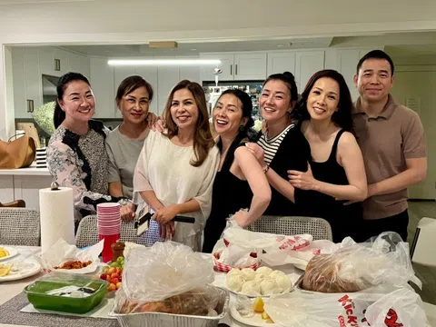 Tam Ca Áo Trắng hội ngộ ca sĩ Phương Thùy tại Mỹ, ôn lại kỷ niệm thời hoàng kim