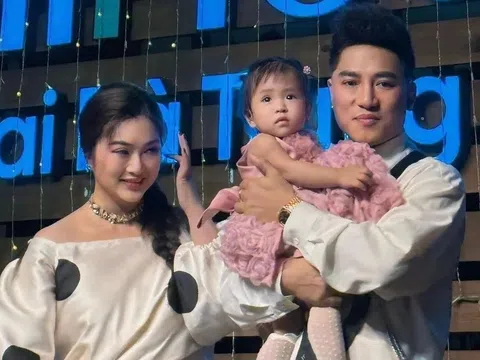 Diễn viên Thanh Trúc công khai chồng là ca sĩ Châu Khải Phong trong tiệc thôi nôi con gái
